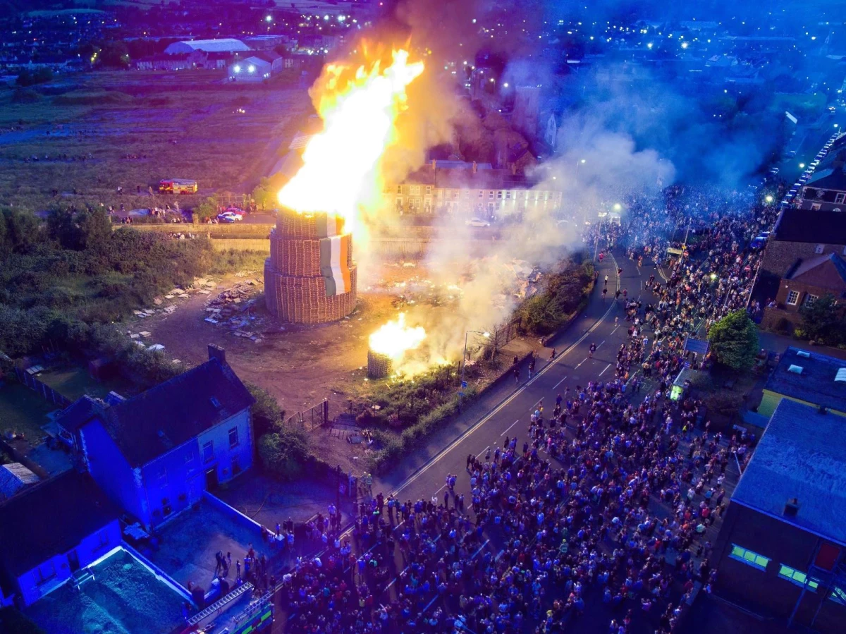 Son dakika haberi! Kuzey İrlanda\'da "On Birinci Gece" dev ateşler yakılarak kutlandı