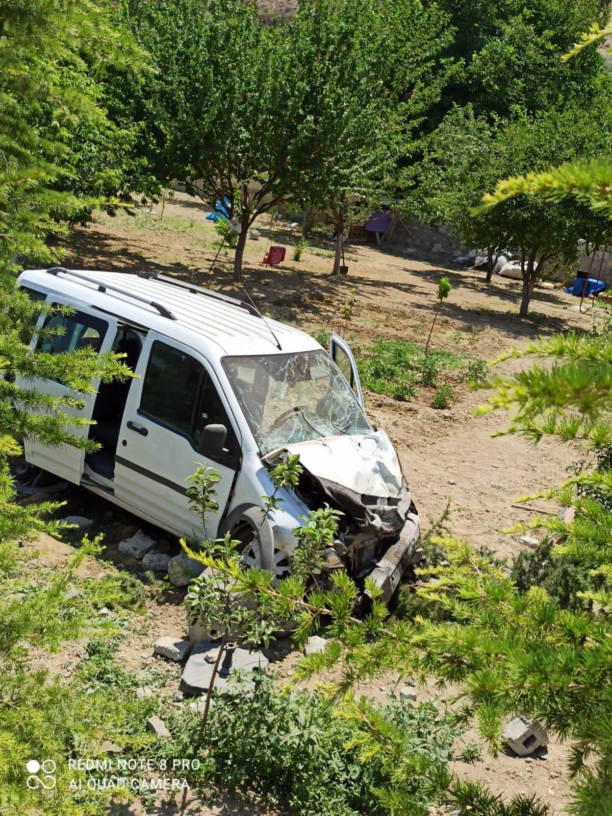 Malatya\'da bahçeye devrilen hafif ticari aracın sürücüsü yaralandı