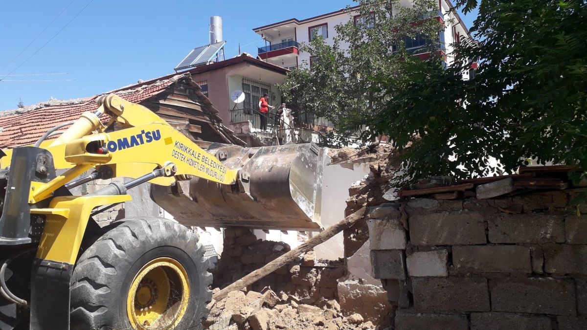 Metruk binalar yıkılıyor