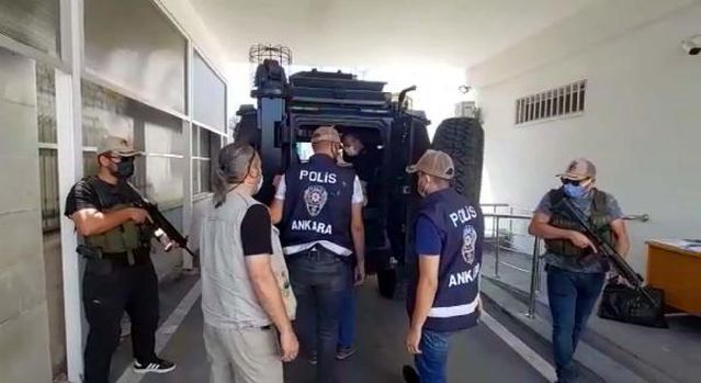 Son dakika gündem: MİT operasyonuyla Türkiye'ye getirilen FETÖ'nün sözde Orta Asya sorumlusu Orhan İnandı, "silahlı terör örgütü yöneticiliği" suçundan tutuklandı.