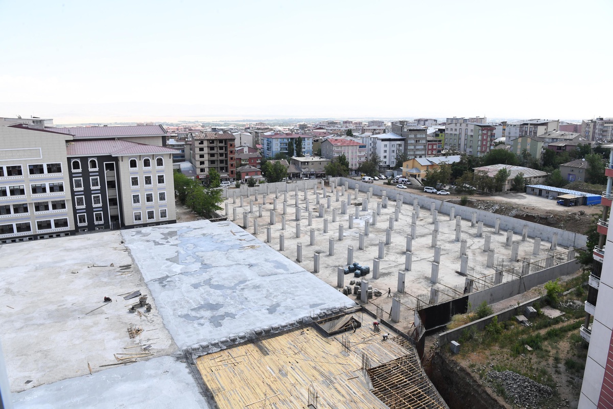 Muş\'ta Kent Meydanı ve 550 Araçlık Otopark Projesi\'nin yüzde 50\'si tamamlandı