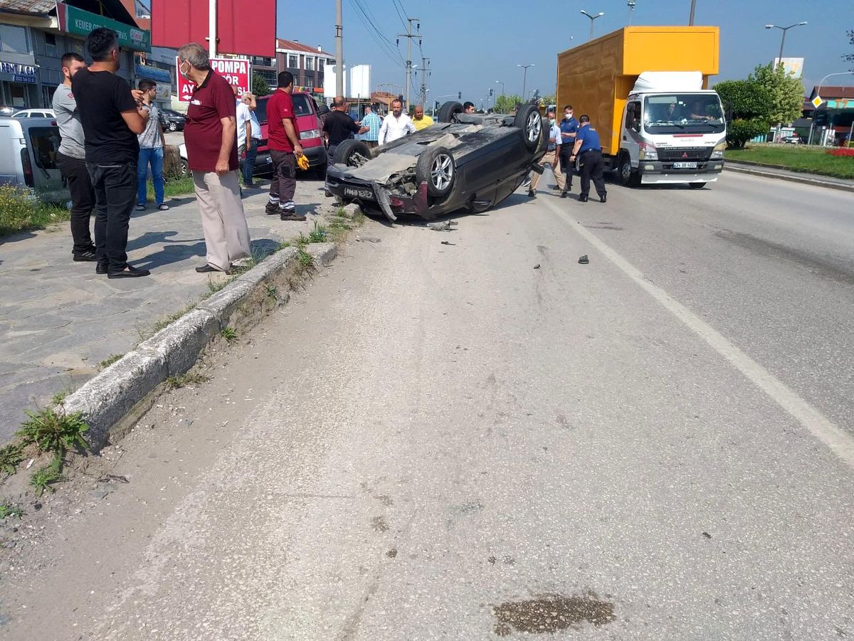 Önce minibüse çarptı sonra ters döndü