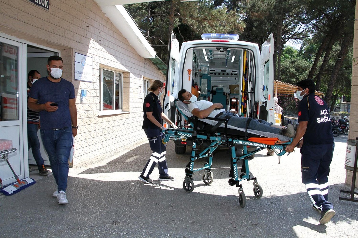 Otomobille motosiklet çarpıştı: 1 yaralı
