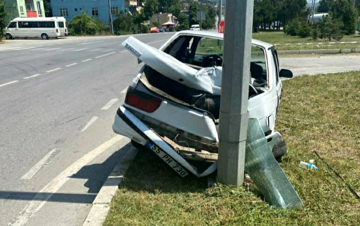 Samsun\'da otomobil aydınlatma direğine çarptı: 2 yaralı