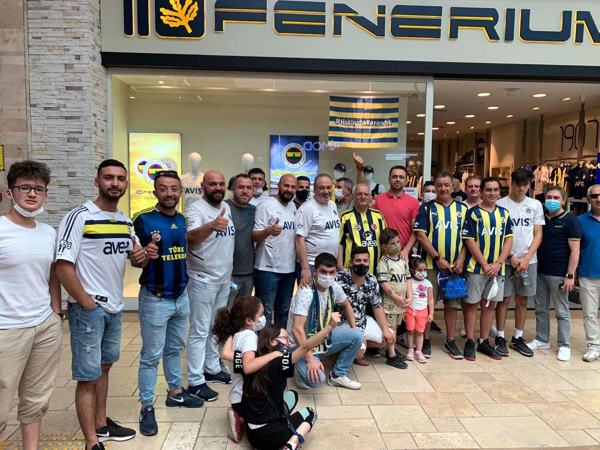 Taraftarlar Highway\'deki Fenerium\'a akın etti