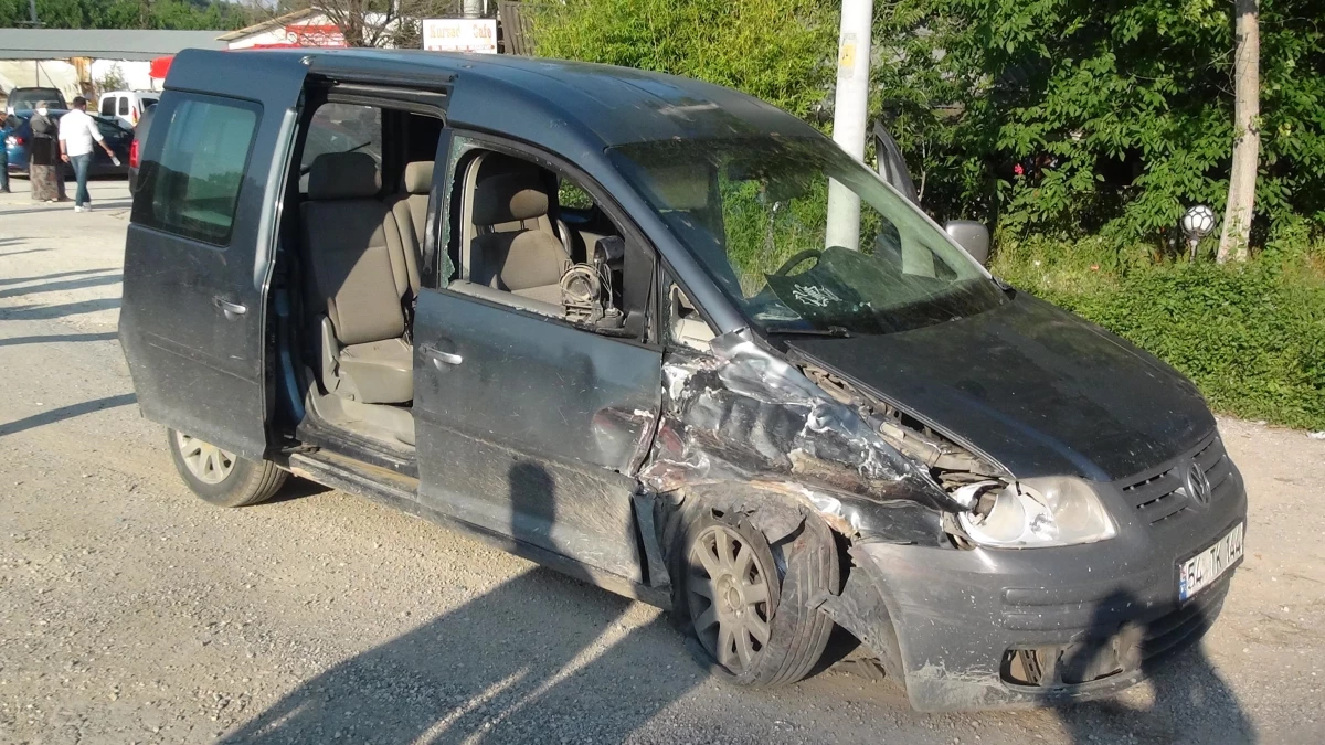 Taraklı\'da panelvan ile hafif ticari araç çarpıştı: 1 yaralı