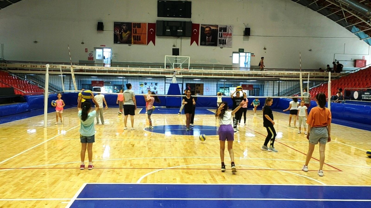 Yunusemre\'de yaz voleybol kursu yoğun ilgi görüyor