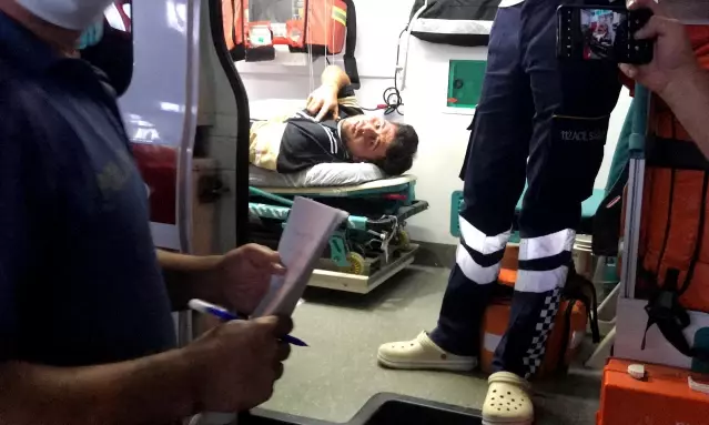 Hasımlarından kaçarken motosikletliye çarpan taksici silahla ayağından yaralandı