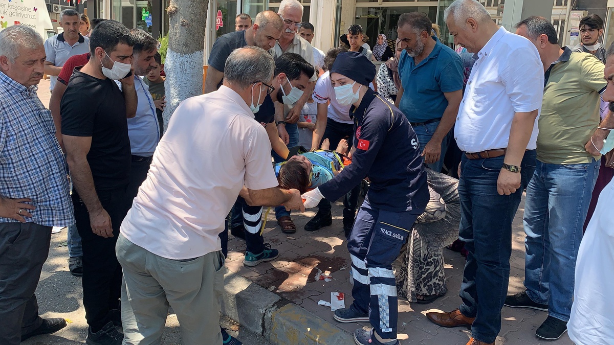 Adıyaman\'da yolun karşısına geçmeye çalışan çocuğa otomobil çarptı