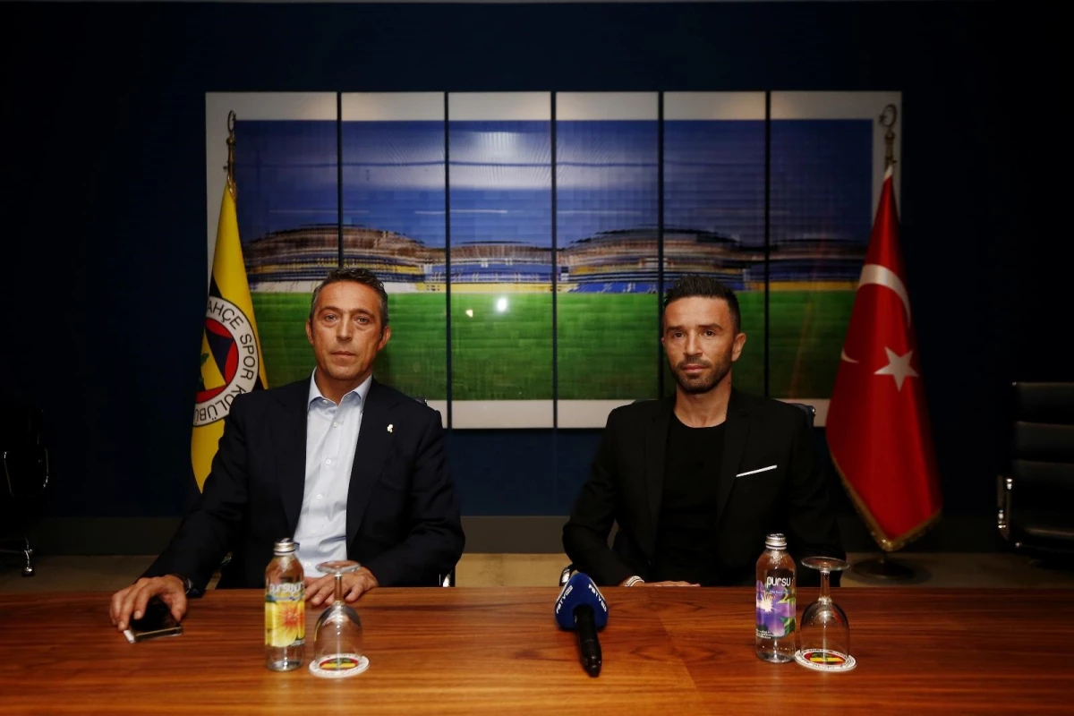 Fenerbahçe Kulübü Başkanı Ali Koç, Gökhan Gönül\'le vedalaştı Açıklaması