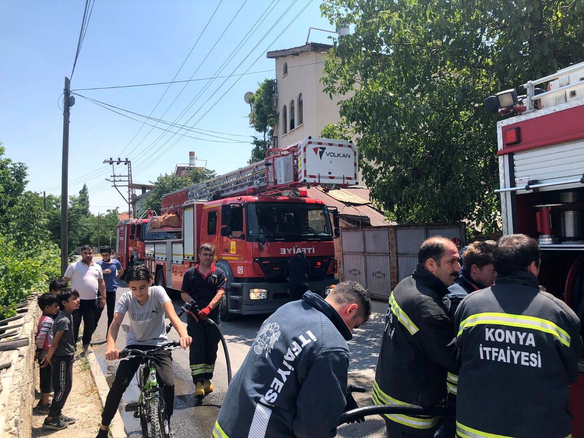 Anne ve çocuğu yangından son anda kurtarıldı