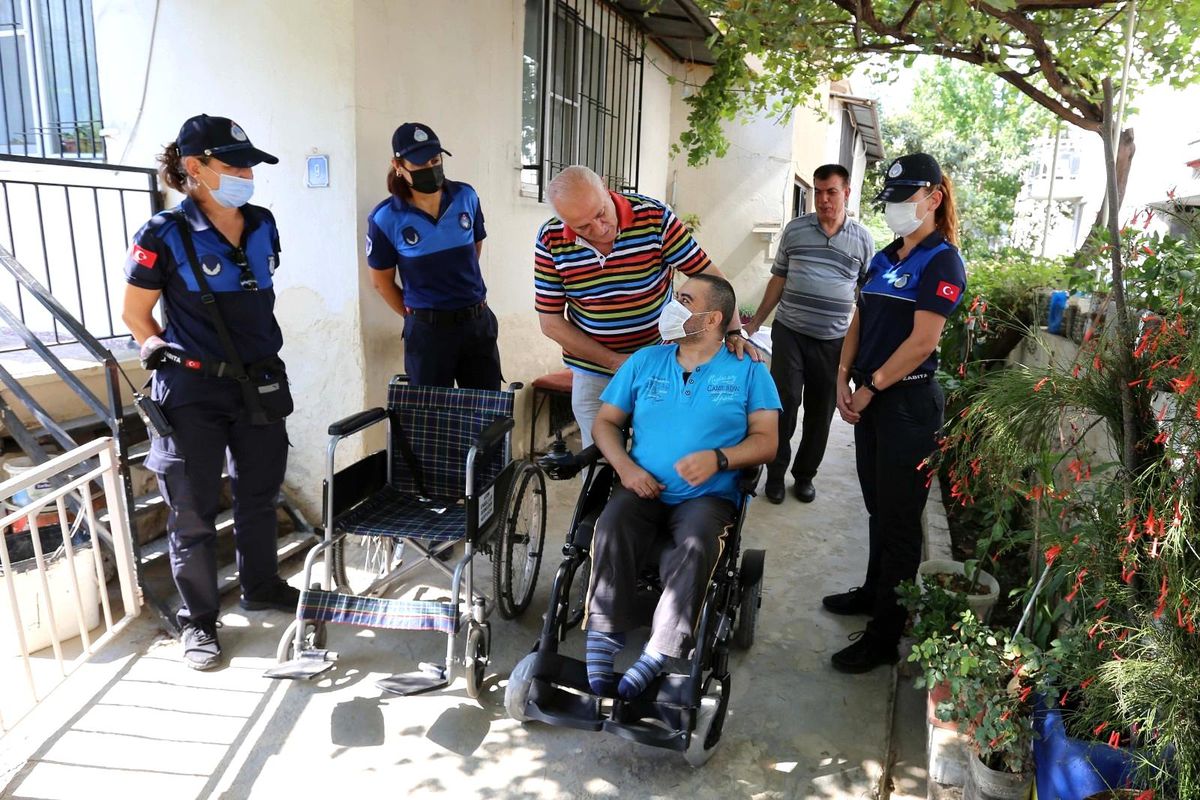Başkan Atay\'dan yürüme engelli Aktaş\'a akülü araç