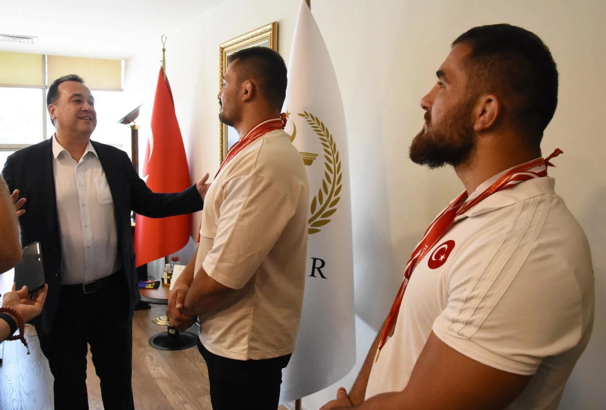 Başkan Besim Dutlulu, Akhisar\'ın gururu güreşçileri konuk etti
