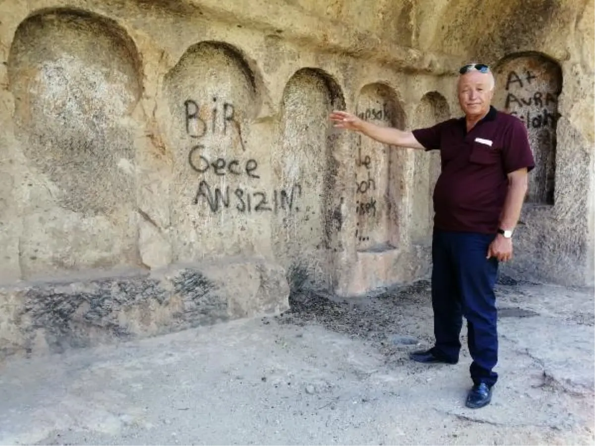 Bizans dönemine ait manastır sprey boya ile tahrip edildi