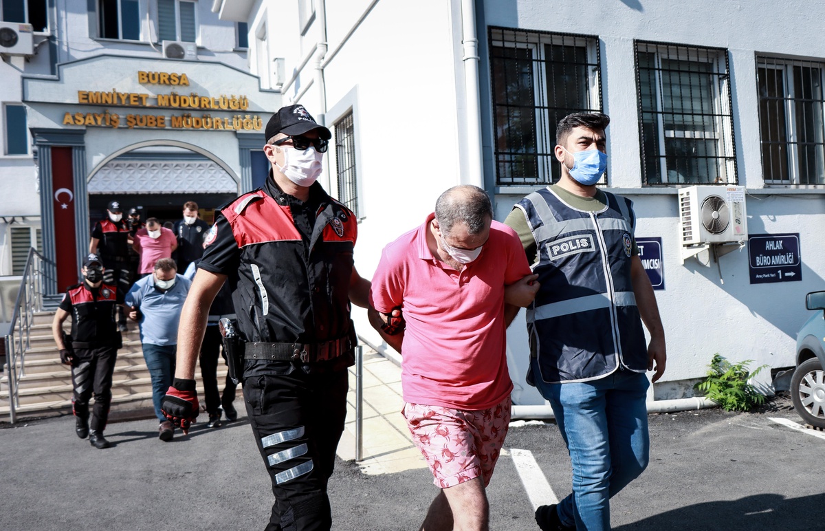 Bursa merkezli fuhuş operasyonunda yakalanan şüphelilerden 11\'i tutuklandı