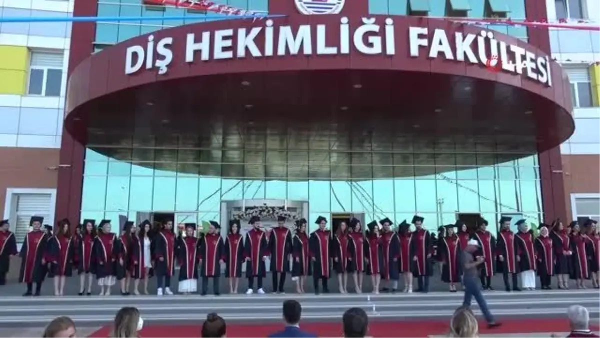 Çiçeği burnunda diş hekimleri mezuniyet belgelerini babalarının elinden aldı