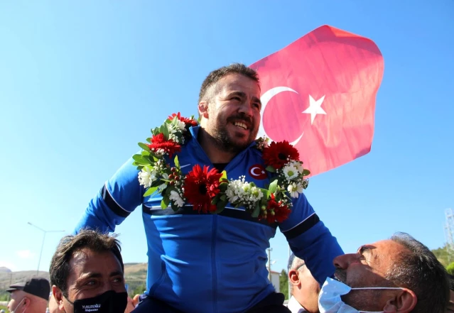 Dünya Şampiyonu Gözel'e Sivas'ta coşkulu karşılama