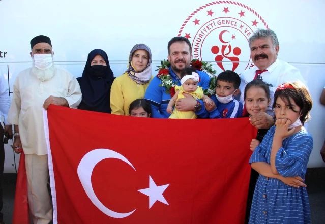 Dünya Şampiyonu Gözel'e Sivas'ta coşkulu karşılama