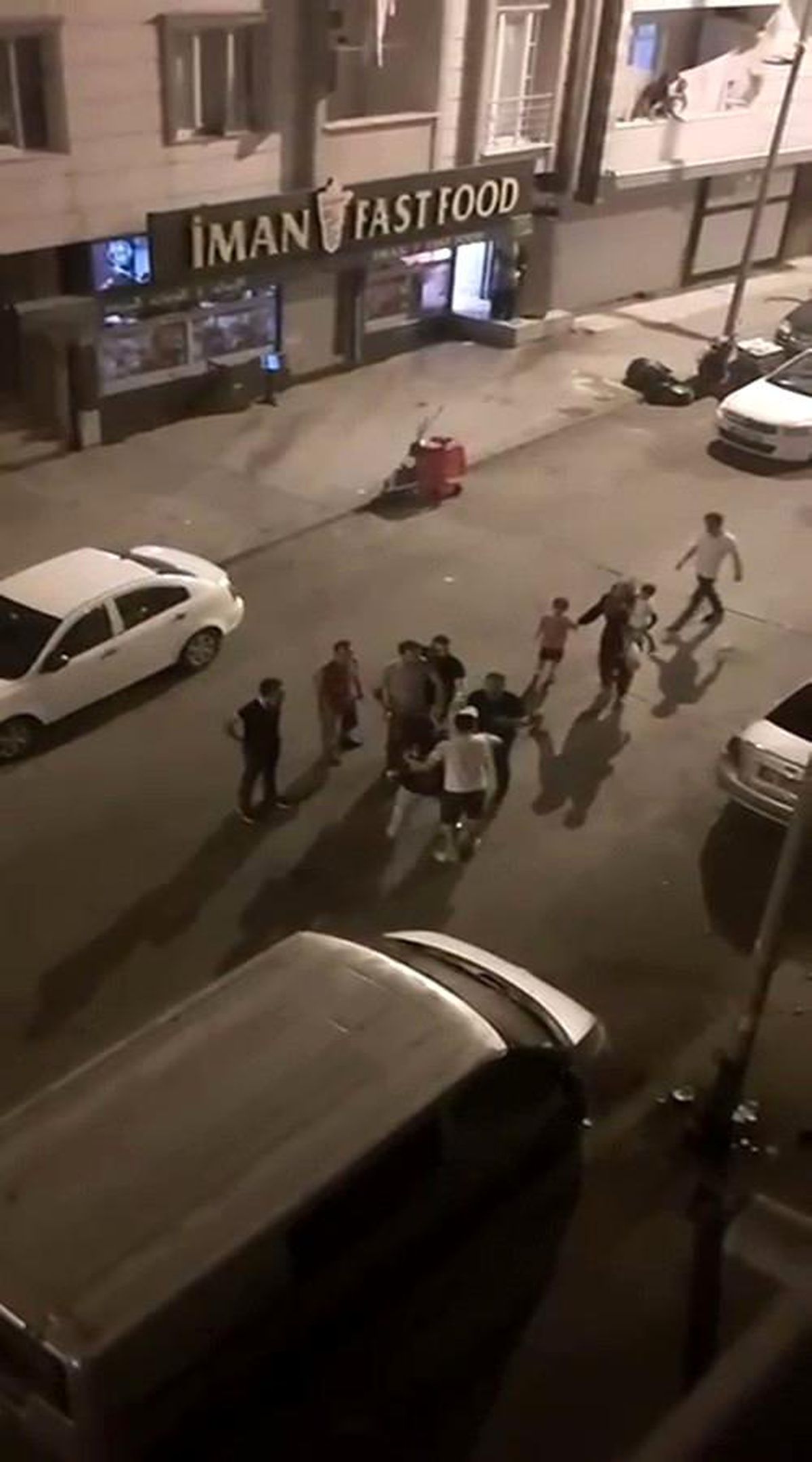 Eşine şiddet uyguladığı için darp edilmek istenen adam, yine eşinin arkasına saklandı