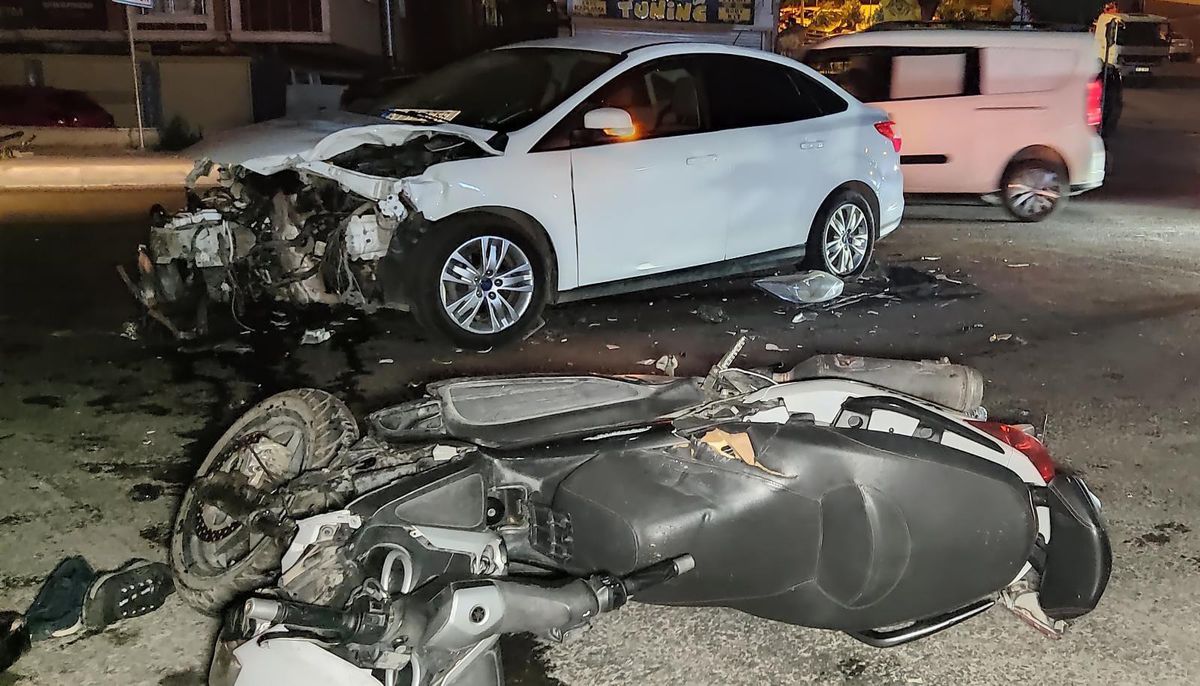 Gaziosmanpaşa\'da otomobille çarpışan motosikletteki 2 kişi yaralandı