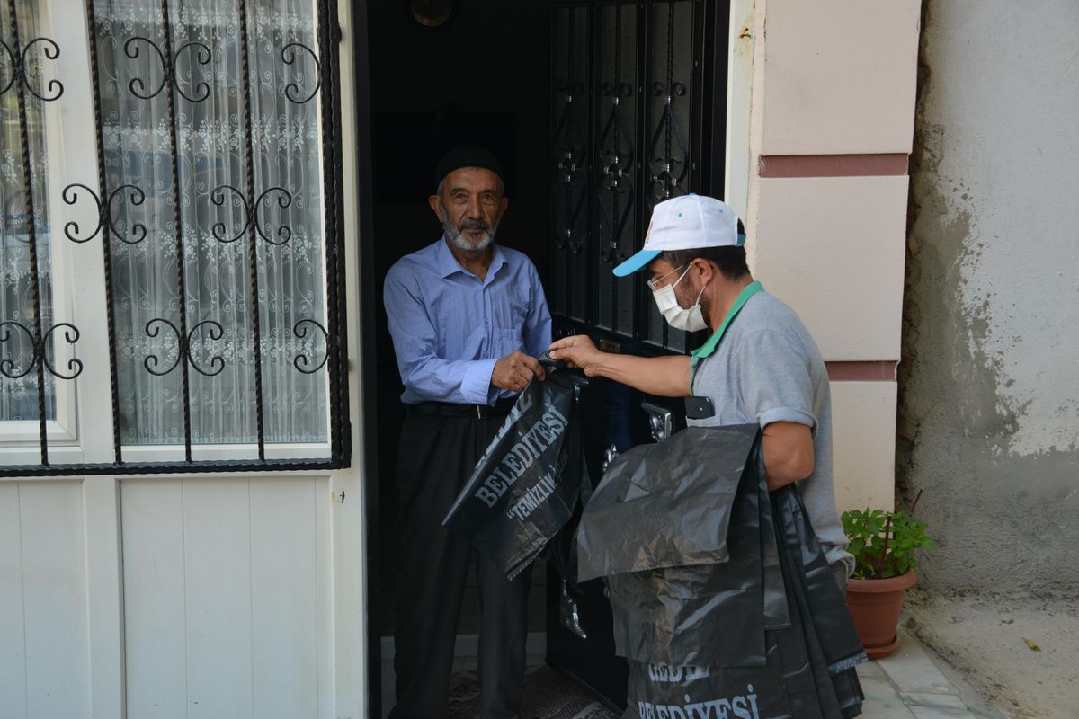 Gediz\'de Kurban Bayramı için poşet dağıtımı başladı