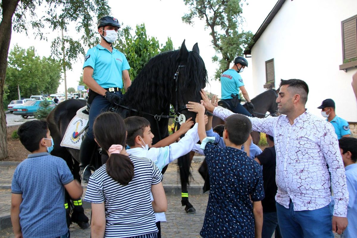 Son dakika haberleri... Harput\'ta atlı jandarma timlerine yoğun ilgi