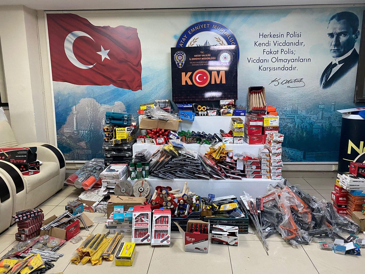 Hatay\'da bir kişi aracında kaçak 6 bin 331 parça tamir malzemesiyle yakalandı
