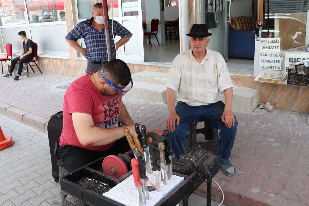Havza ilçesinde Kurban Bayramı öncesi bıçak bileme tezgahlarında yoğunluk başladı