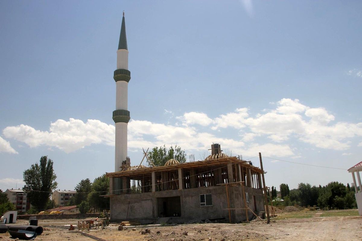 Hayırseverler vatandaşların yaptırdığı cami hızla yükseliyor