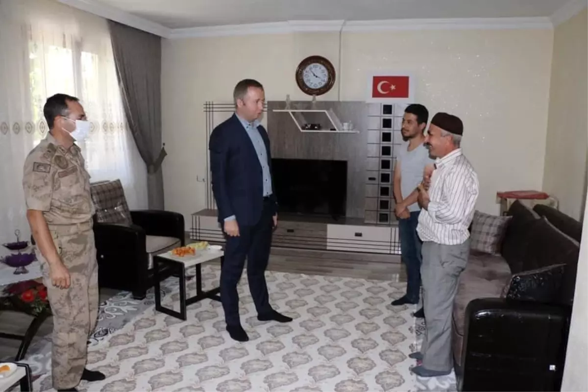 Hizan Kaymakamı Muhammed İkbal Yelek, şehit ailesini ziyaret etti