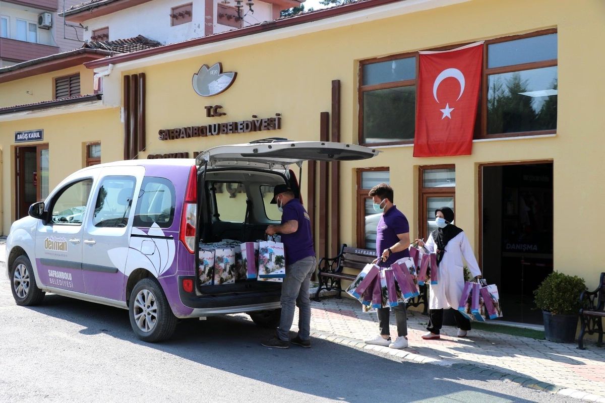 İhtiyaç sahibi ailelerin çocuklarına bayramlık kıyafet dağıtıldı