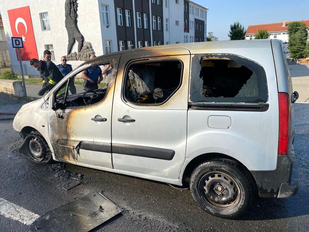Kırklareli\'nde seyir halindeki hafif ticari araç alev alev yandı