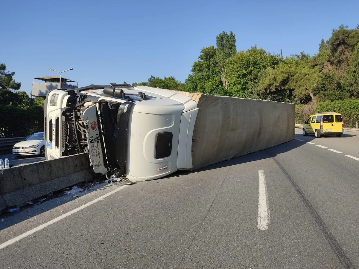 Kocaeli\'de tırın devrilmesi kara yolundaki trafiği aksattı