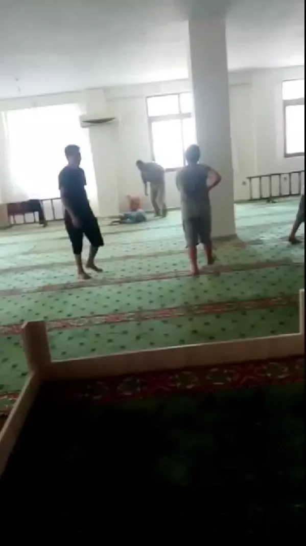 Ses yaptığı için çocuğu darbetti! Cami müezzinine çifte soruşturma açıldı Ses yaptığı için çocuğu darbetti! Cami müezzinine çifte soruşturma açıldı