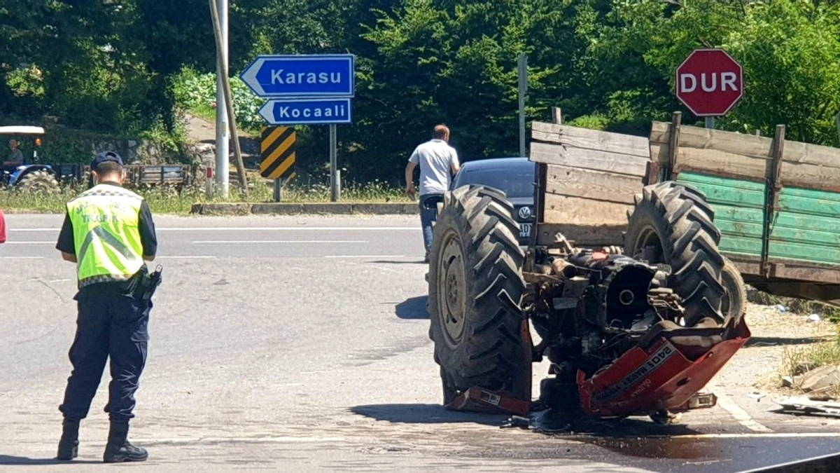 Otomobil ile çarpışan traktör ikiye ayrıldı: 1 yaralı