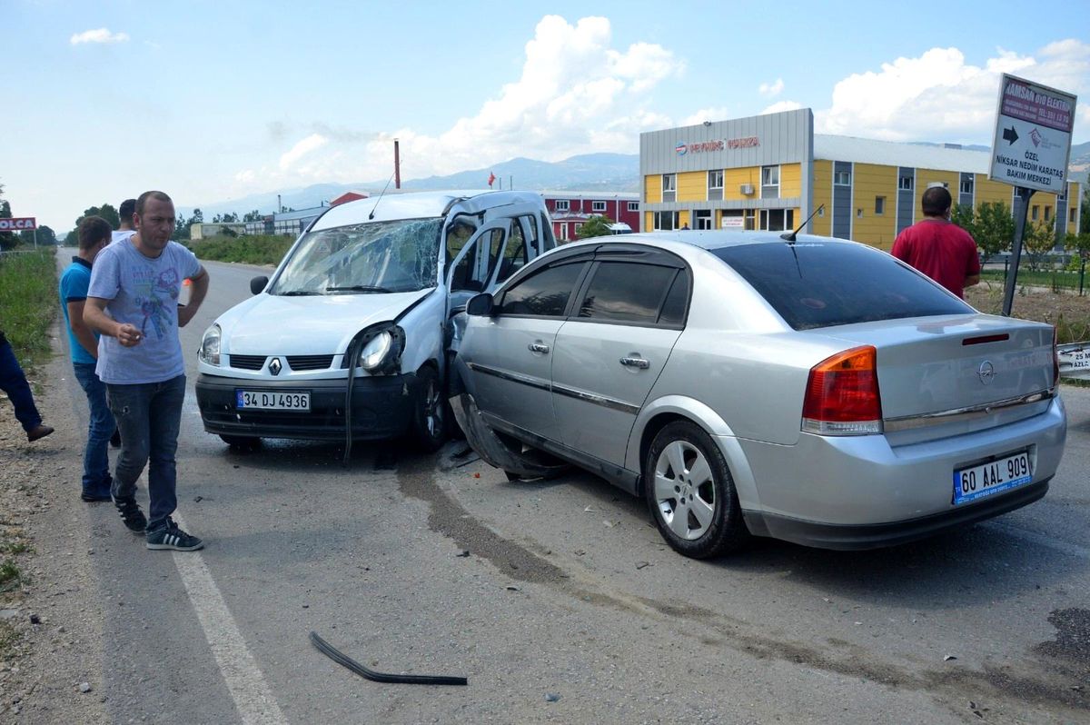 Otomobil ile hafif ticari araç çarpıştı: 3 yaralı