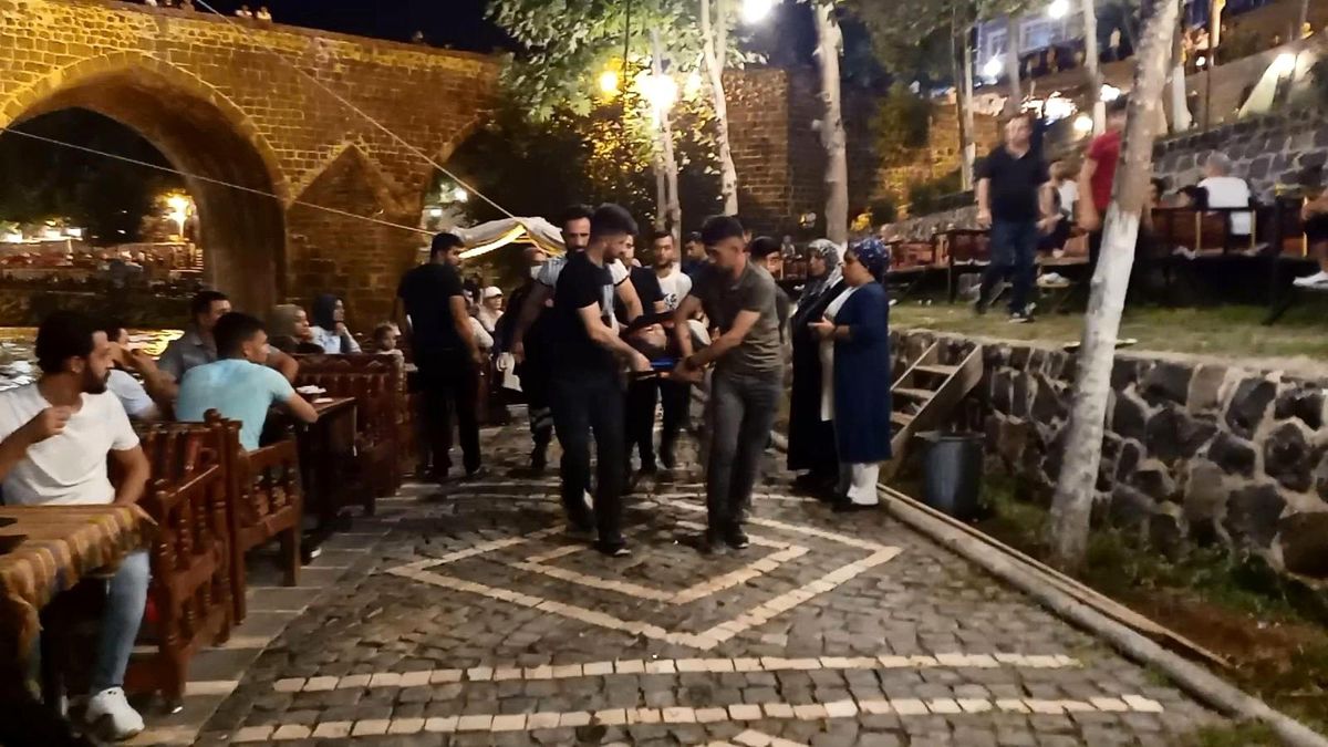 Öz çekim yaparken Dicle Nehri\'ne düşen kadını vatandaşlar kurtardı