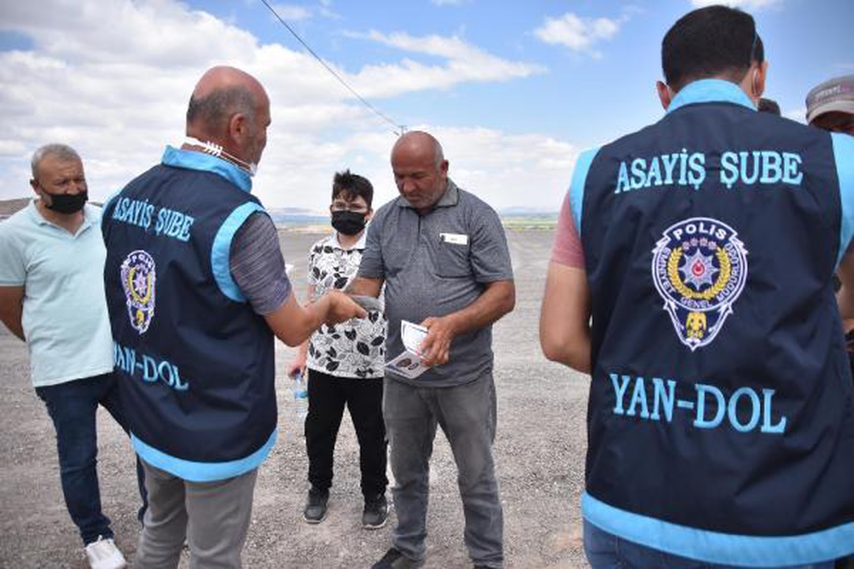 Son dakika: Polis çadırları gezip, kurban satıcılarına sahte para uyarısı yaptı