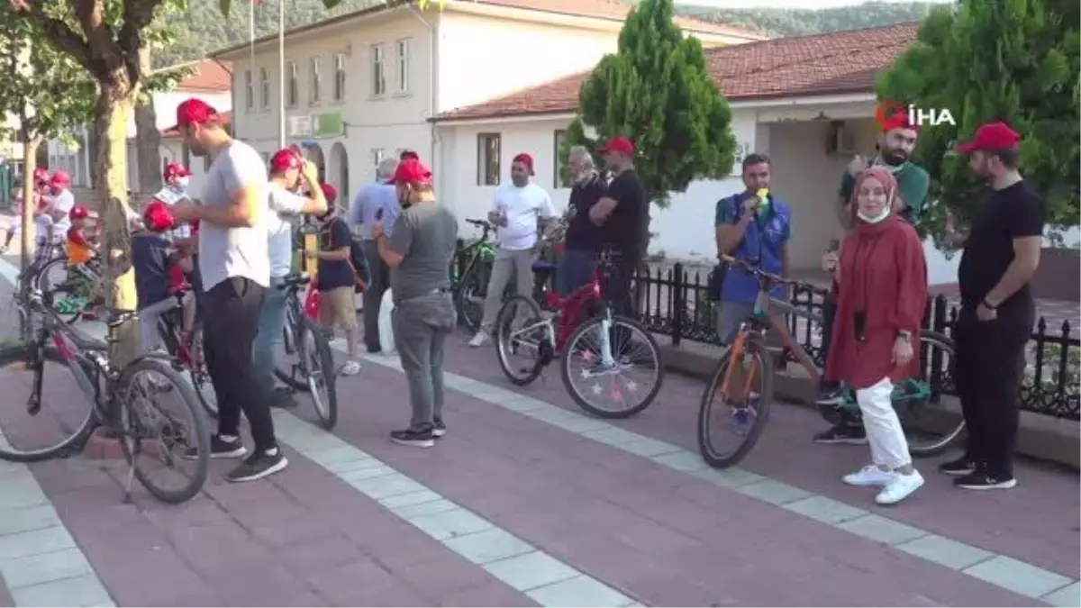 Polis memuru çocuğa yardımcı oldu, uçurtması gökyüzünde süzüldü