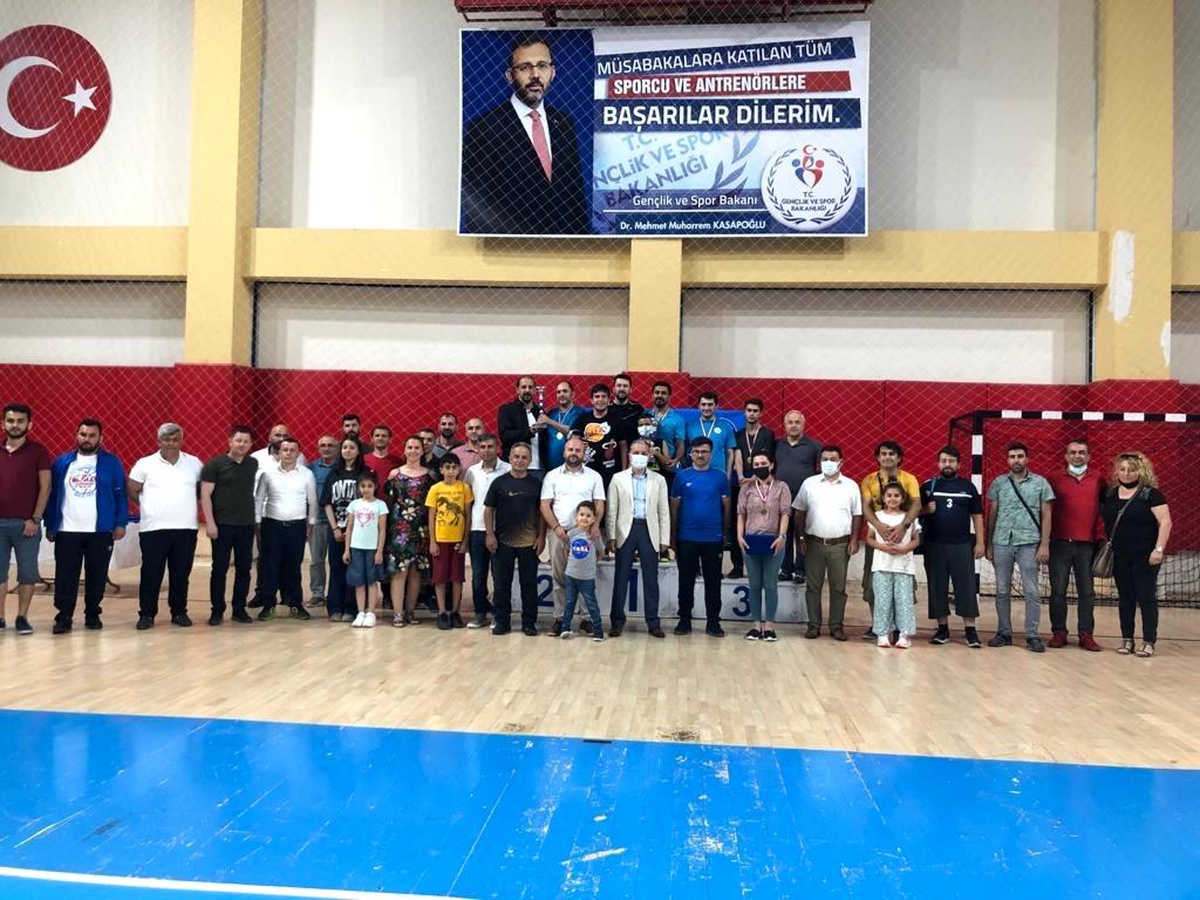 Sağlıkçılar masa tenisi turnuvasında stres attı