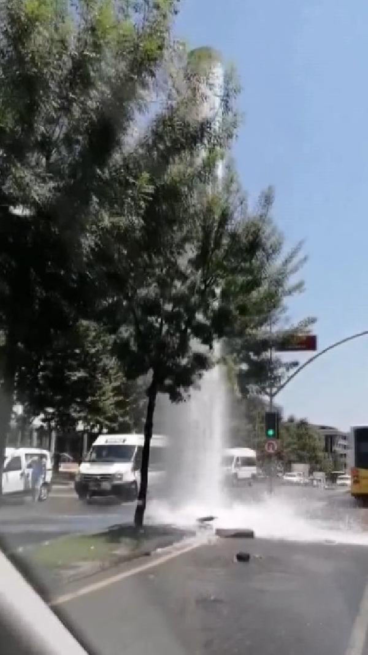 Sancaktepe\'de İSKİ\'nin borusu patladı; yollar şelaleye döndü