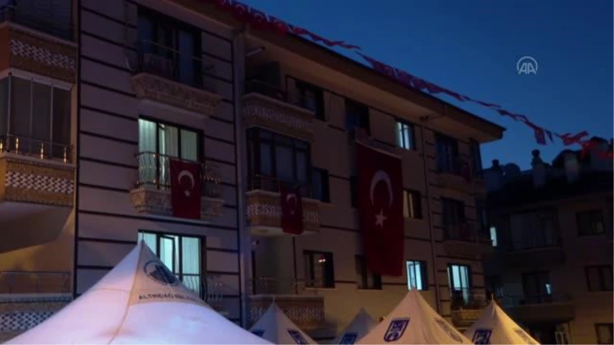 Şehit İl Emniyet Müdür Yardımcısı Cevher\'in babaevi Türk bayraklarıyla donatıldı