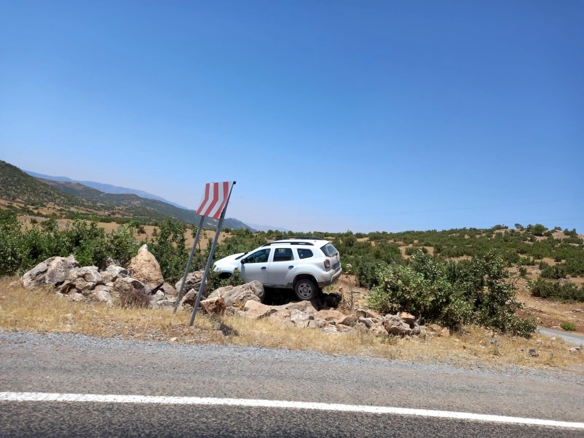 Siirt\'te yoldan çıkan araç kayalara çarparak durabildi