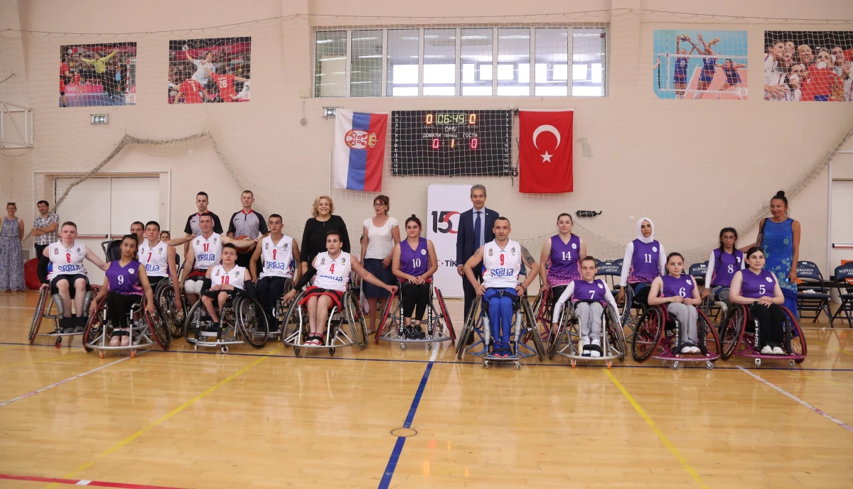 Sırbistan ve Türkiye\'nin tekerlekli sandalye basketbol takımları, 15 Temmuz anısına dostluk maçına çıktı