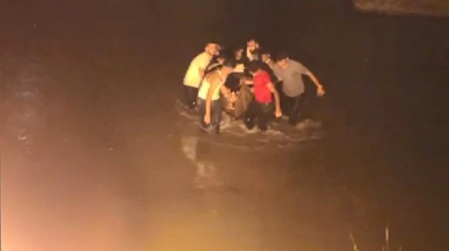 Selfie çekerken Dicle Nehri'ne düşen kadına, çevredeki vatandaşlar yardım etti