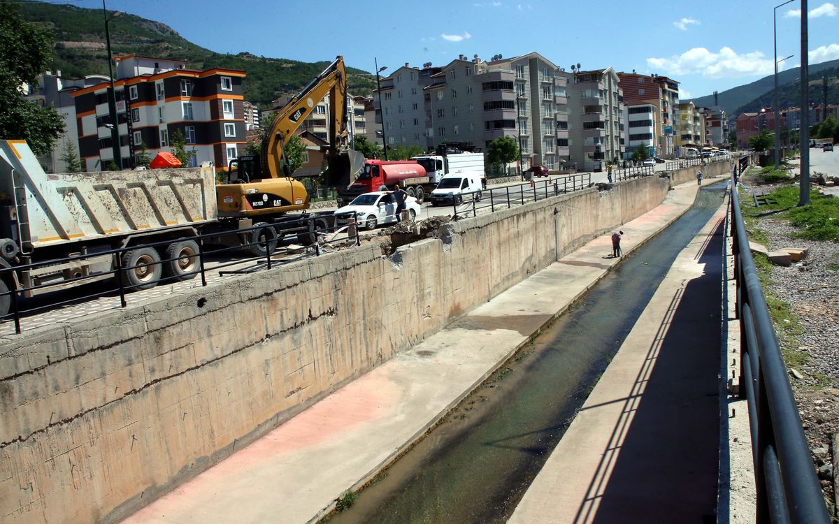 Tokat\'ta belediye ekipleri Behzat Bulvarı\'ndaki çalışmalarına devam ediyor
