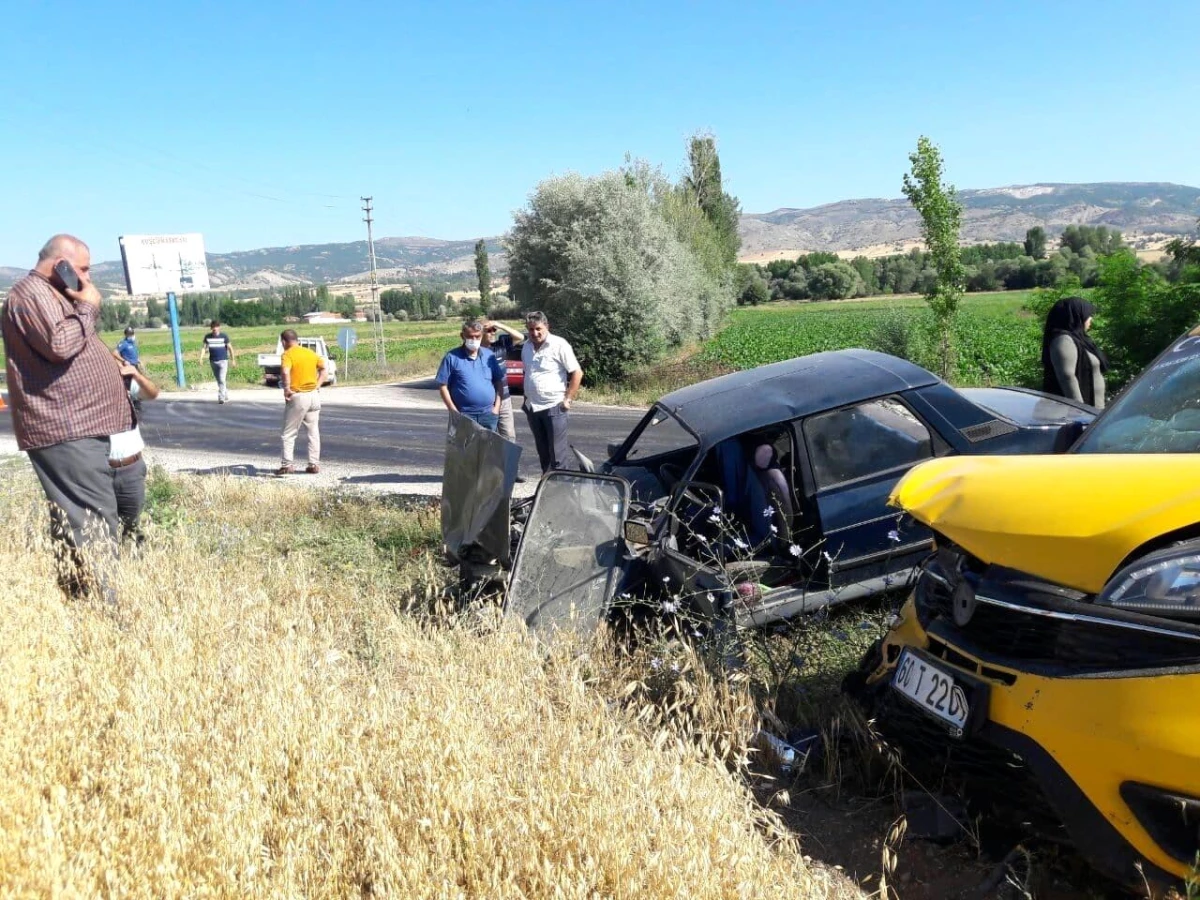 Tokat\'ta hafif ticari araç ile otomobil çarpıştı: 4 yaralı