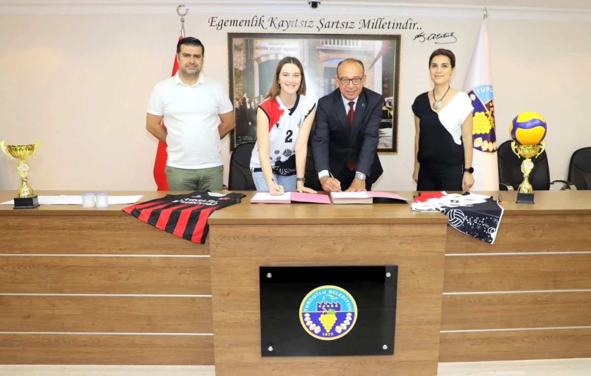 Turgutlu Belediyespor Sude Özel\'i renklerine bağladı