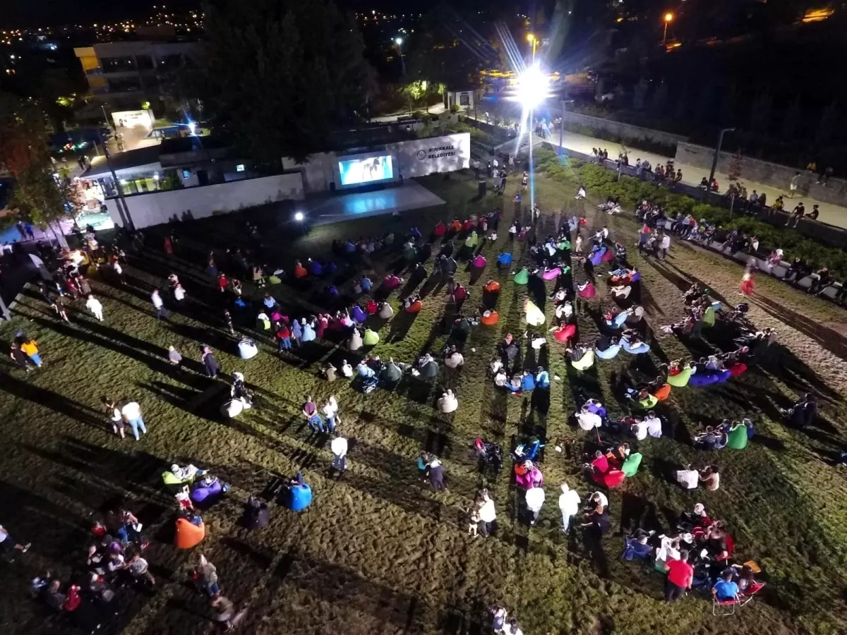 Açık havada sinema keyfi: Vatandaşlar, 15 Temmuz konulu filme yoğun ilgi gösterdi