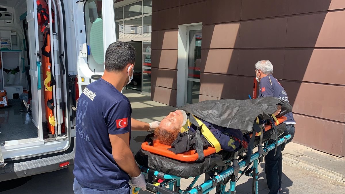 Adıyaman\'da devrilen hafif ticari araçtaki 2 kişi yaralandı